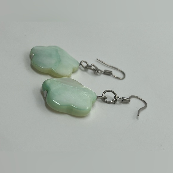 Green shell flower earrings - Picture 2 of 4